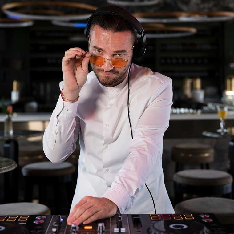 DJ
